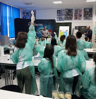 Peste 6,000 de elevi din România şi Republica Moldova au descoperit ştiinţa pe înţelesul lor în Laboratorul de Ştiinţe Bayer 2019