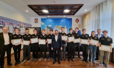 Olimpicii Colegiului „Petru Rareş” Piatra-Neamț care au obţinut aur la concursul NSS of America, premiaţi de Primărie