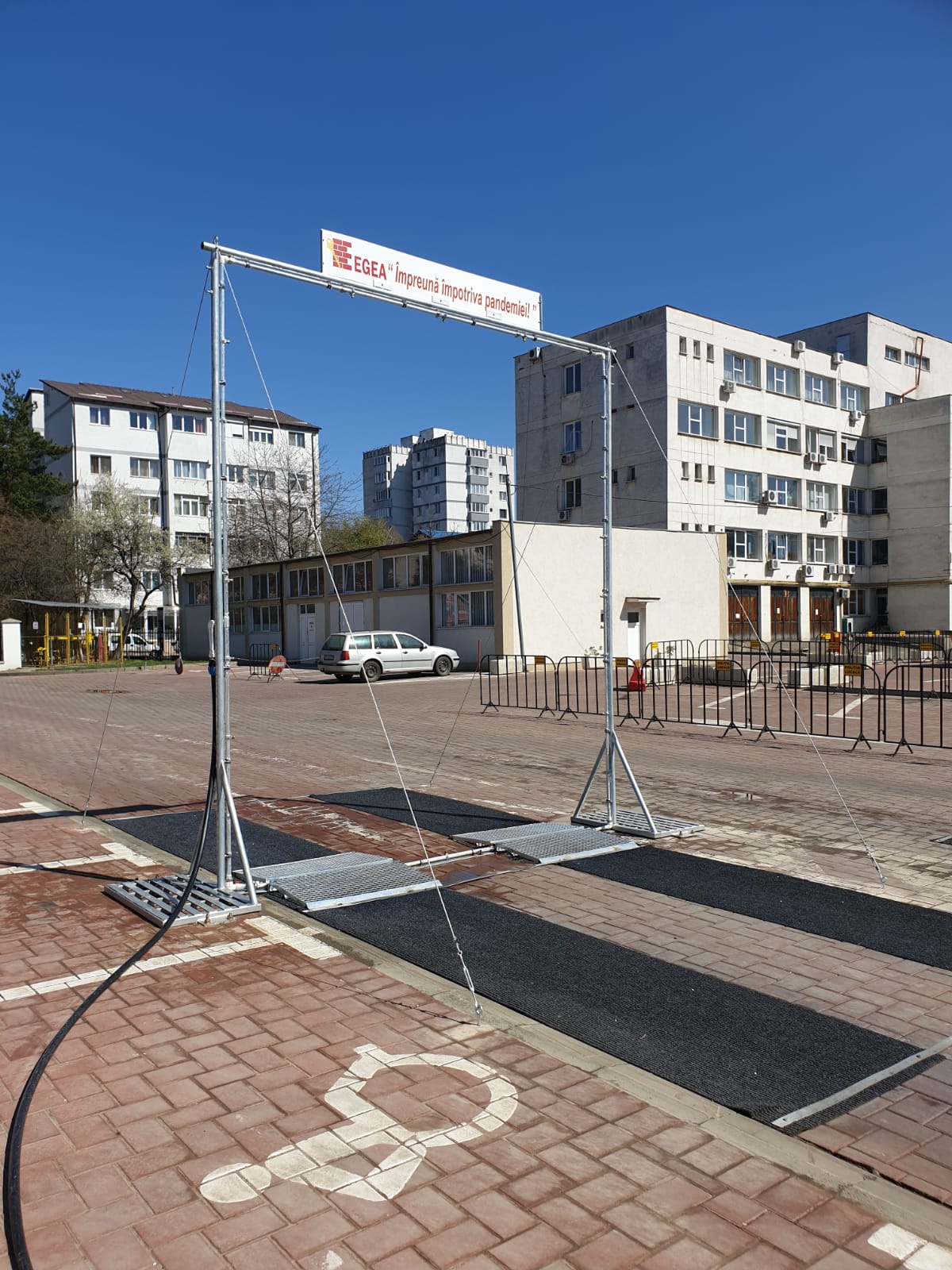 Instalaţie de dezinfectare a maşinilor, montată de USV în curtea Spitalului Judeţean Suceava