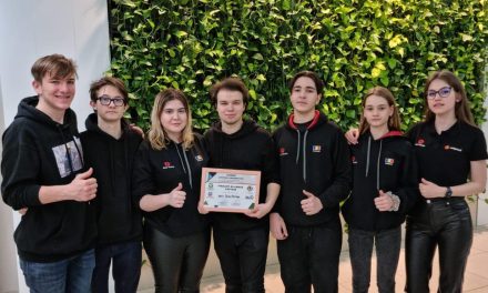 Ministrul Educaţiei felicită echipa de robotică AutoVortex, clasată pe locul doi la Turneul regional de la Sankt Petersburg