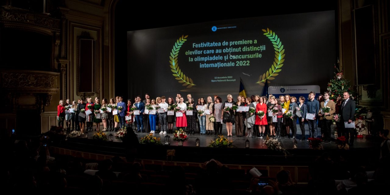 Peste 120 de elevi olimpici au fost premiaţi în cadrul unei gale la Opera Naţională