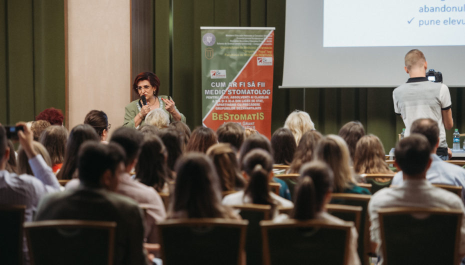 Elevi din toată Moldova participă la Școala de vară „ BeSTOMATIS – Cum ar fi să fii Medic Stomatolog?”