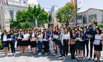 Municipalitatea ieşeană premiază elevi de 10 de la Evaluarea Naţională şi Bacalaureat