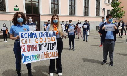 Protest al elevilor şi profesorilor de la Colegiul Naţional „Emanuil Gojdu” din Oradea împotriva demiterii directorului Florin Nicoară