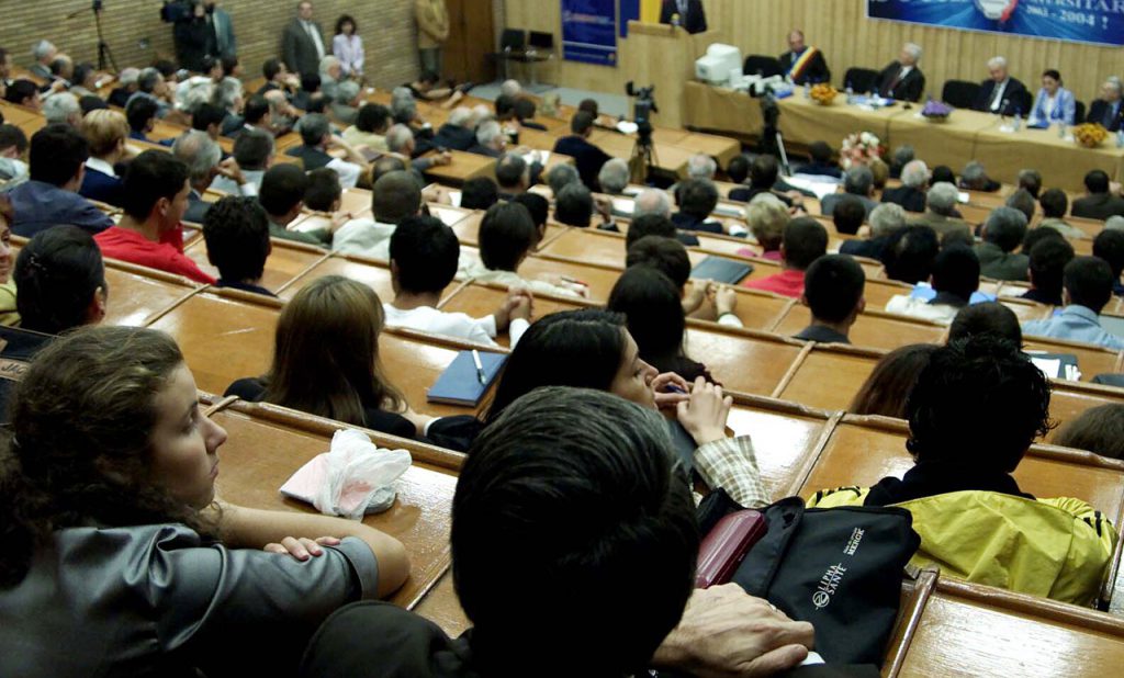 Ce opțiuni au tinerii români care vor să facă o facultate în străinătate, în contextul COVID